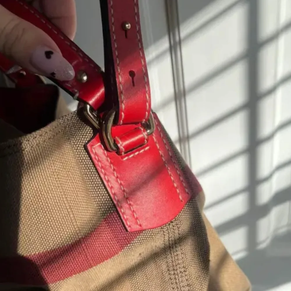 Burberry Medium Ashby Bucket Bag - Picture 6 of 15